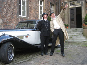 Inspector Percy Brown (re.) und Constable Wilkins bei der ersten Suche nach dem Tatverdächtigen auf Schloss Bladenhorst