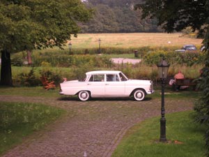 Mercedes W110 auf dem Gelände von Schloss Bladenhorst