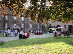 Foto einer spontanen Feier am 17.07.2020 auf Schloss Bladenhorst