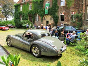 Foto anläßlich einer touristischen Rundfahrt der Jaguar Association Germany e. V. am 15.08.2020 im Innenhof auf Schloss Bladenhorst