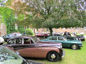 Foto anläßlich einer touristischen Rundfahrt der Jaguar Association Germany e. V. am 15.08.2020 im Innenhof auf Schloss Bladenhorst