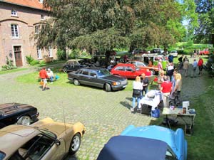 Foto anläßlich des Besuchs der Herner Oldies am 23.08.2020 im Innenhof auf Schloss Bladenhorst