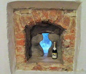 0139_Foto mit Weinflasche im Torhaus vom Schloss Bladenhorst