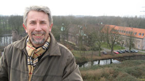 Bodo Möhrke; im Hintergrund: Schloss Bladenhorst