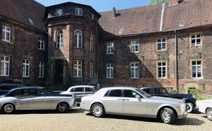 Foto anläßlich der Ausstellung von Rolls-Royce- und Bentley-Fahrzeugen nach einer Ausfahrt am 15.05.2022 im Innenhof auf Schloss Bladenhorst