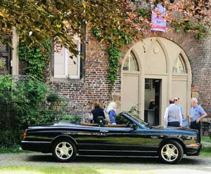 Foto anläßlich der Ausstellung von Rolls-Royce- und Bentley-Fahrzeugen nach einer Ausfahrt am 15.05.2022 im Innenhof auf Schloss Bladenhorst