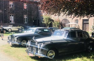 Foto anläßlich der Ausstellung von Rolls-Royce- und Bentley-Fahrzeugen nach einer Ausfahrt am 15.05.2022 im Innenhof auf Schloss Bladenhorst