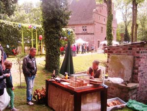 Foto vom Künstlermarkt Maienglanz auf Schloss Bladenhorst am 16./17.05.2015