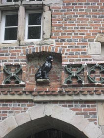Panther im Torhaus von Schloss Bladenhorst