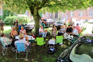 Foto anläßlich einer touristischen Rundfahrt der Jaguar Association Germany e. V. am 03.07.2021 im Innenhof auf Schloss Bladenhorst