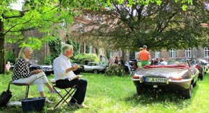 Foto anläßlich einer touristischen Rundfahrt der Jaguar Association Germany e. V. am 03.07.2021 im Innenhof auf Schloss Bladenhorst