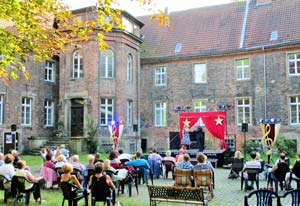 Szenenbild vom Klappstuhl-Theater am 17.07.2021 auf Schloss Bladenhorst