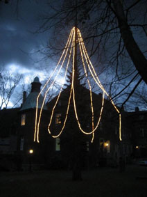 Für die Adventsfeier beleuchteter Baum