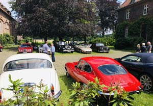 Foto anläßlich einer touristischen Rundfahrt der Jaguar Association Germany e. V. am 11.06.2022 im Innenhof auf Schloss Bladenhorst