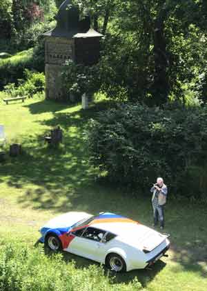 Foto anläßlich eines Fototermins mit einem Renault Alpine A310 V6 Gruppe 4 mit einzigartiger Lackierung auf Schloss Bladenhorst