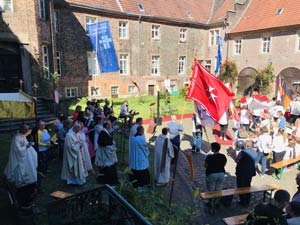 Foto anläßlich des Gottesdienstes und Prozession der Katholischen Pfarrei Corpus Christ am 16.06.2022 im Innenhof auf Schloss Bladenhorst