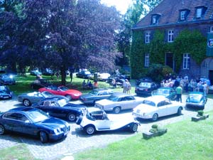 Foto von Fahrzeugen anläßlich einer touristischen Rundfahrt der Jaguar Association Germany e. V. am 04.06.2016 im Innenhof auf Schloss Bladenhorst