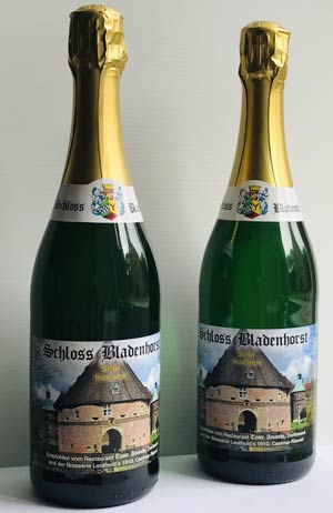 Foto zweier Flaschen vom neuen Sekt Schloss Bladenhorst