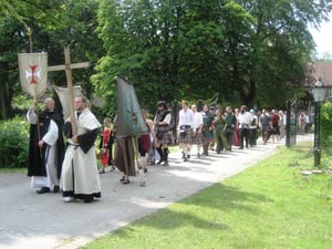 Foto von der standesamtlichen Trauung eines Paares im mittelalterlichen Outfit auf Schloss Bladenhorst