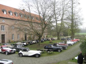 Ausstellung der Fahrzeuge im Schloss-Innenhof