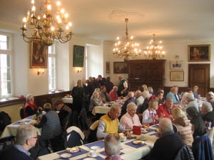 Gemeinsames Essen im Rittersaal