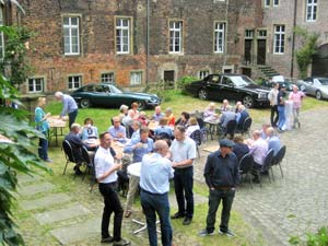 Foto anläßlich einer touristischen Rundfahrt der Jaguar Association Germany e. V. am 13.07.2019 im Innenhof auf Schloss Bladenhorst