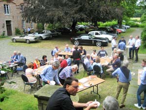 Foto anläßlich einer touristischen Rundfahrt der Jaguar Association Germany e. V. am 13.07.2019 im Innenhof auf Schloss Bladenhorst