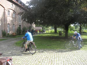 Zwischenstopp der Radtour unter Leitung des ADFC am 20.08.2019 auf Schloss Bladenhorst