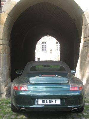 Fotoshooting mit einem Porsche Carrera Cabrio aus Schloss Bladenhorst
