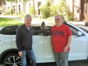 Rennfahrer Klaus Niedzwiedz (links) mit VW T-ROC Cabrio