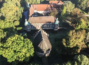 Schloß Bladenhorst - Gesamtansicht von oben; Foto: Peter Fischer