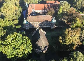 Schloß Bladenhorst - Gesamtansicht von oben; Foto: Peter Fischer Schloß Bladenhorst - Gesamtansicht von oben; Foto: Peter Fischer