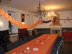 Der für die Halloween-Party dekorierte Rittersaal