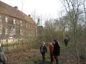 Burgenfreunde auf dem Weg durchs Unterholz und ...