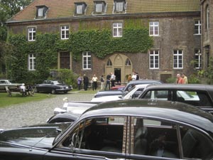 Herten-Classics Oldtimer auf dem Innenhof von Schloss Bladenhorst