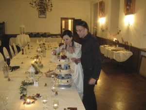 Das Brautpaar beim Anschneiden der Torte