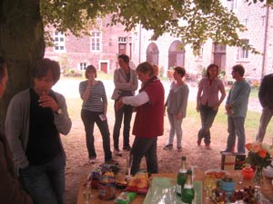 Foto von der Begrüßung der neuen Wohnungseigentümerin am 15.08.2013 auf Schloss Bladenhorst