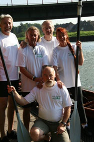 Die Mannschaft "Fritz und die Schlossgespenster" vom Rauxeler Rudertag 2008 © Ingrid Richter