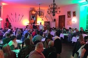 Foto der Hauspremiere auf Schloss Bladenhorst "Der Spaghetti Mord"