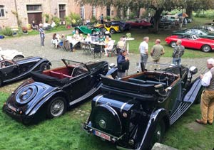 Foto vom Treffen englischer Fahrzeugen aller Marken auf Schloss Bladenhorst