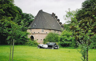 Ein Panther vor Schloss Bladenhorst